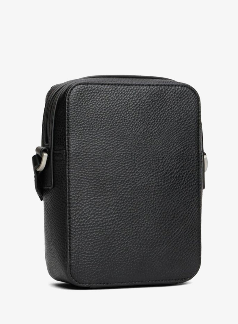 Pebble Grain Logo Crossbody Reporter Bag
