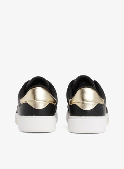 Essential Chic Court Sneaker